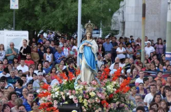 Los sanjuaninos participan de la procesión en honor a la  Inmaculada Concepción