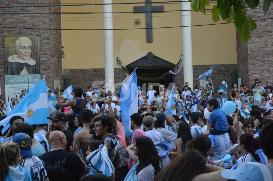 caravana sanjuanina por el mundial (11).jpg
