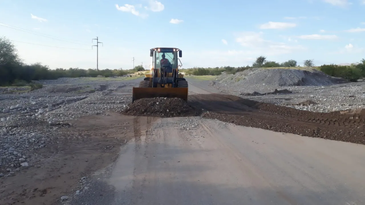 Trabajadores viales reponen la ruta 40 en la zona norte de la provincia