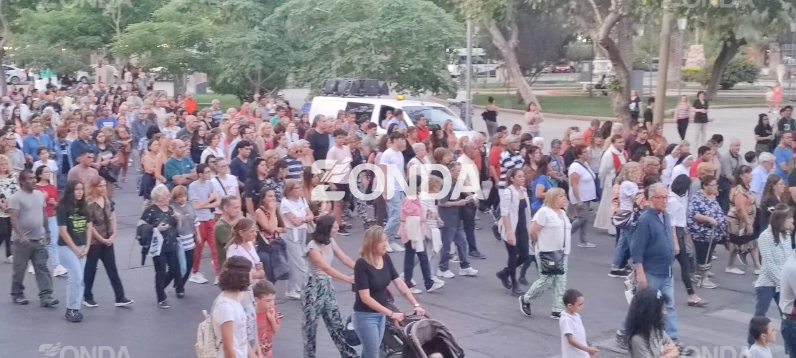 Sanjuaninos acompañan a cristo en el Vía Crucis