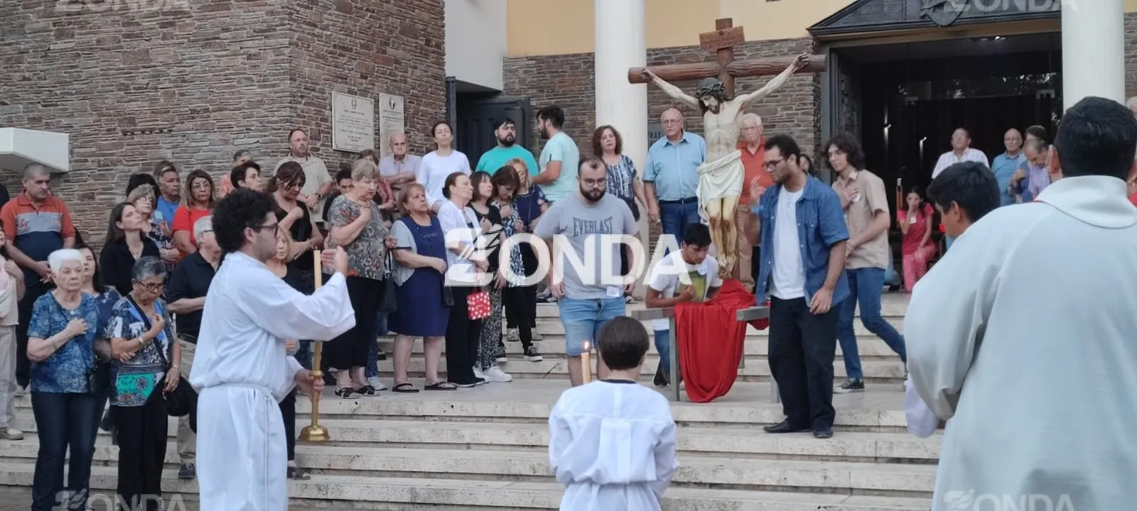 Sanjuaninos acompañan a cristo en el Vía Crucis