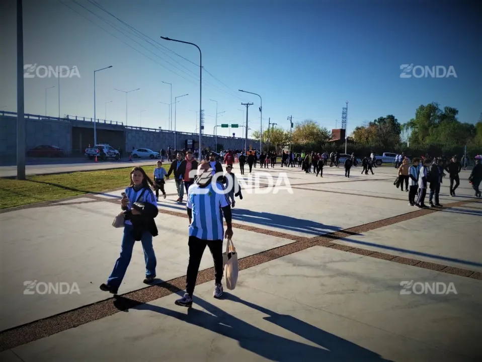hinchas llegan al estadio (8).jpg