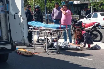 Motociclista toca un boulevard y se fractura una pierna