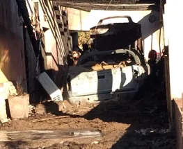 Una camioneta en llamas provocó un incendio y puso en riesgo una vivienda en Las Lomitas