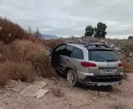 Un automovilista perdió el control y terminó contra un montículo de escombros en Chimbas