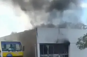 Un incendio de gran magnitud afectó un depósito en Colonia Zapata