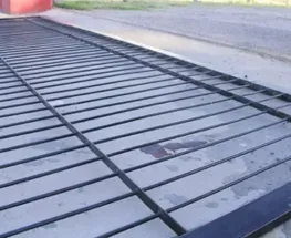 Dos niños resultaron heridos tras la caída de un portón en una vivienda de Santa Lucía