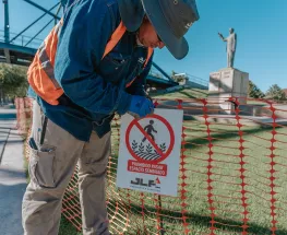 Continúan las tareas de renovación de césped en el Centro Cívico