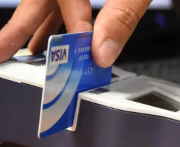 Pagar el mínimo y seguir debiendo: la alarma que encienden las tarjetas de crédito