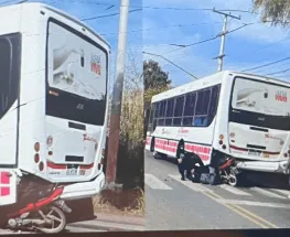 Un motociclista colisionó con un colectivo de la línea 345 y quedó bajo la unidad