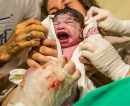 Menos nacimientos y más maternidad tardía: el fenómeno que cambia a la sociedad