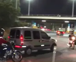 Cruce peligroso y poca iluminación: vecinos reclaman soluciones en una transitada zona de Rawson