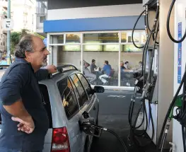 La baja del crudo reabre la expectativa de ajuste en los combustibles