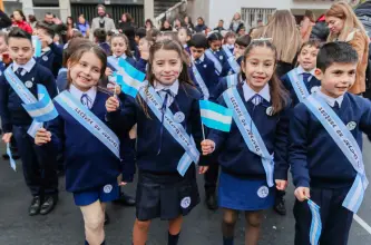 Santa Lucía reunió a estudiantes y adultos en la Promesa de Lealtad a la Bandera