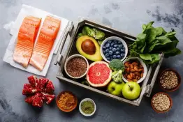 Especialistas destacan diez alimentos vinculados con mejor memoria y función cognitiva