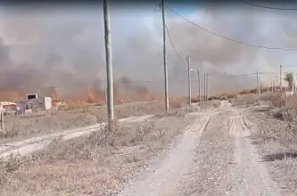 El viento Zonda avivó un incendio por quema de basura en el Médano de Oro