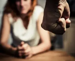 Condenan a un hombre a tres años de prisión condicional por lesiones a su esposa