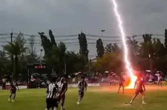 Un futbolista de 24 años murió tras el impacto de un rayo durante un partido en Tailandia