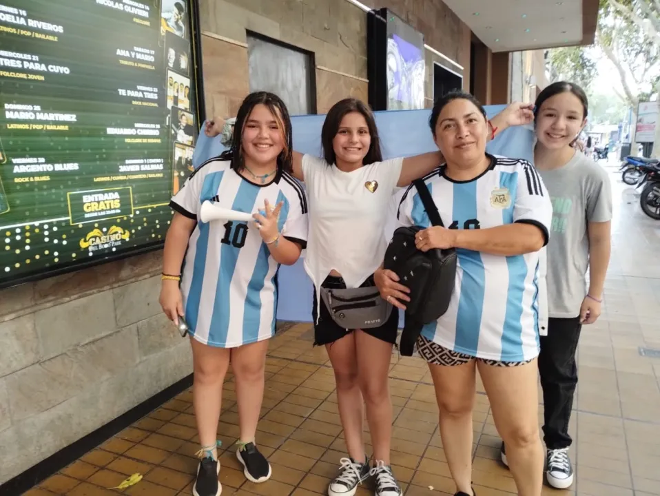 Festejos Plaza 25 luego del pase a semifinales 5.jpg