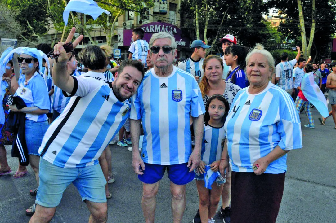 Festejos Plaza 25 luego del pase a semifinales 15.jpg