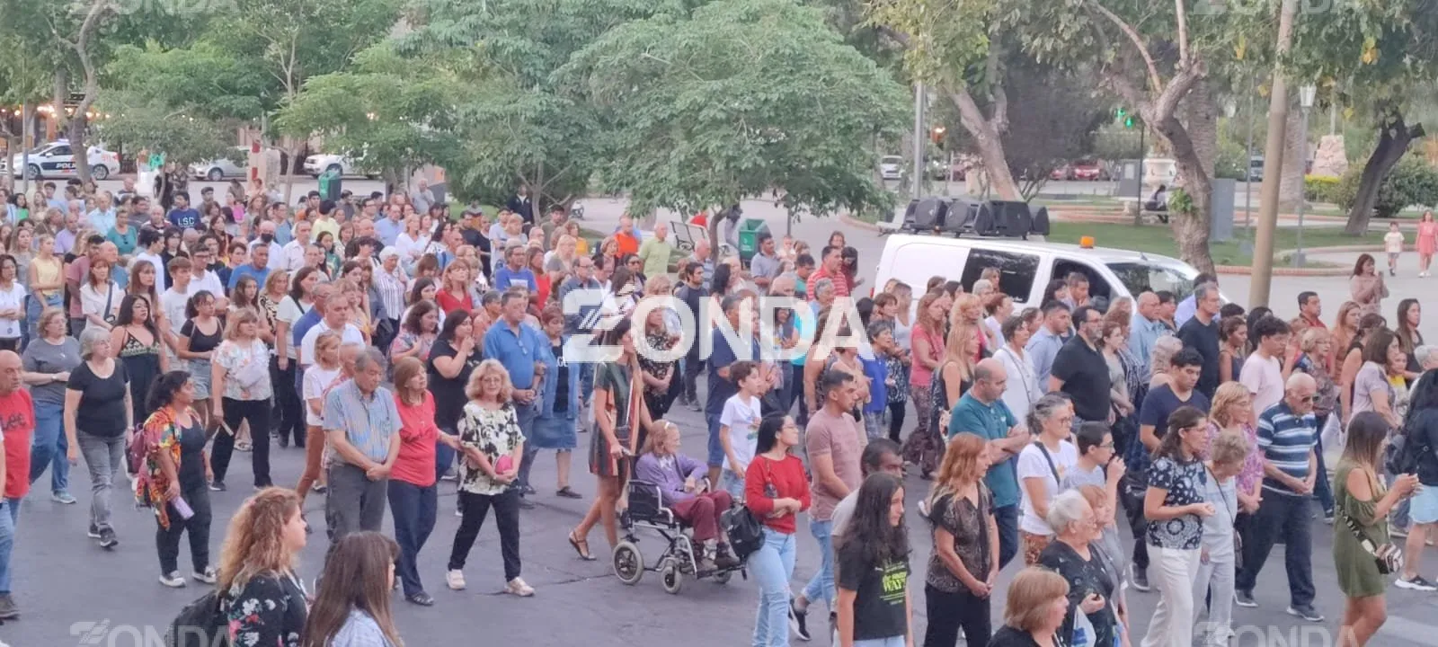 Sanjuaninos acompañan a cristo en el Vía Crucis