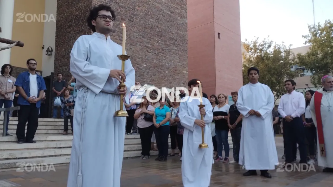 Sanjuaninos acompañan a cristo en el Vía Crucis