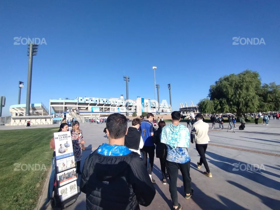 hinchas llegan al estadio (1).jpg