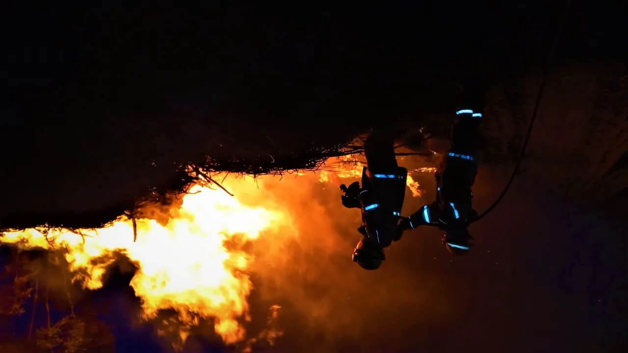 Bomberos Voluntarios de Pocito apagaron el fuego en una finca tras 3 horas de arduo trabajo. 