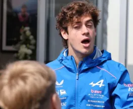 Colapinto protagonizó un momento espontáneo con dos chicos en el paddock japonés