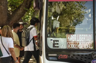Crecen los reclamos por el boleto estudiantil y el Gobierno pide no bajar a alumnos de las unidades