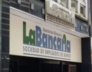 Bancarios cerraron un alza de 3,4% y el ingreso inicial superará los $2,2 millones