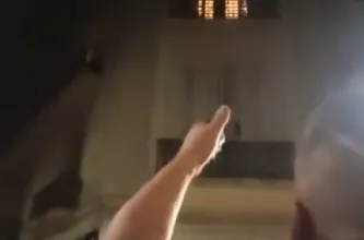 Un sanjuanino llevó una serenata a Cristina Kirchner frente a su casa en Constitución