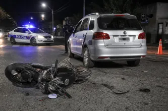Un motociclista resultó gravemente herido tras chocar contra un auto