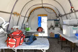 Presentan en San Juan una carpa de emergencia para operativos en zonas críticas