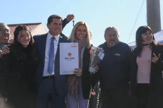 Orrego encabezó la entrega de 105 viviendas en el barrio Sierra de la Invernada