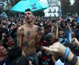 Una multitud se congrega en Avellaneda para el último adiós a Indio Solari