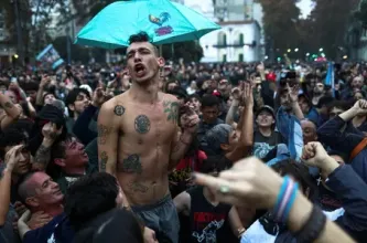 Una multitud se congrega en Avellaneda para el último adiós a Indio Solari