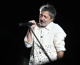 Adrián Dárgelos cayó en el escenario durante un show de Babasónicos en Comodoro Rivadavia