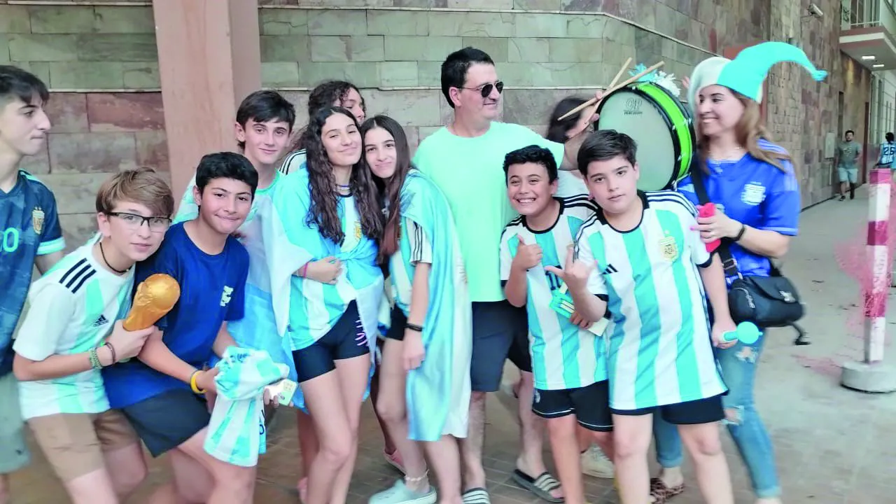 Festejos Plaza 25 luego del pase a semifinales 6.jpg