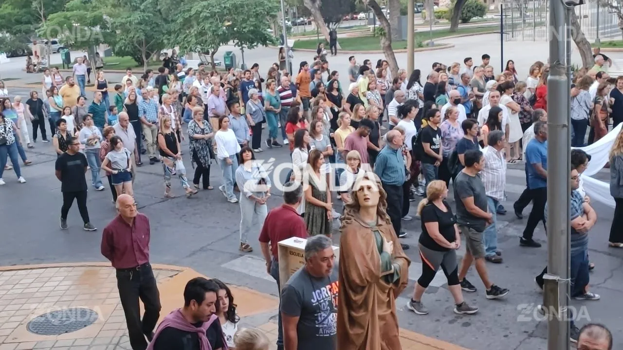 Sanjuaninos acompañan a cristo en el Vía Crucis
