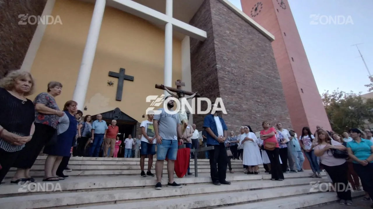Sanjuaninos acompañan a cristo en el Vía Crucis