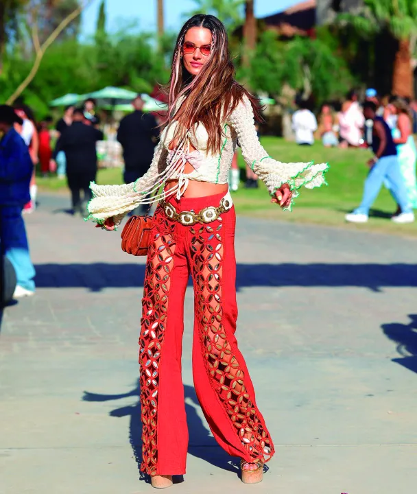 Alessandra-Ambrosio-bohemian-Coachella-outfit.jpg