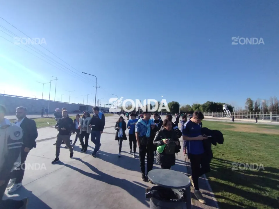 hinchas llegan al estadio (2).jpg