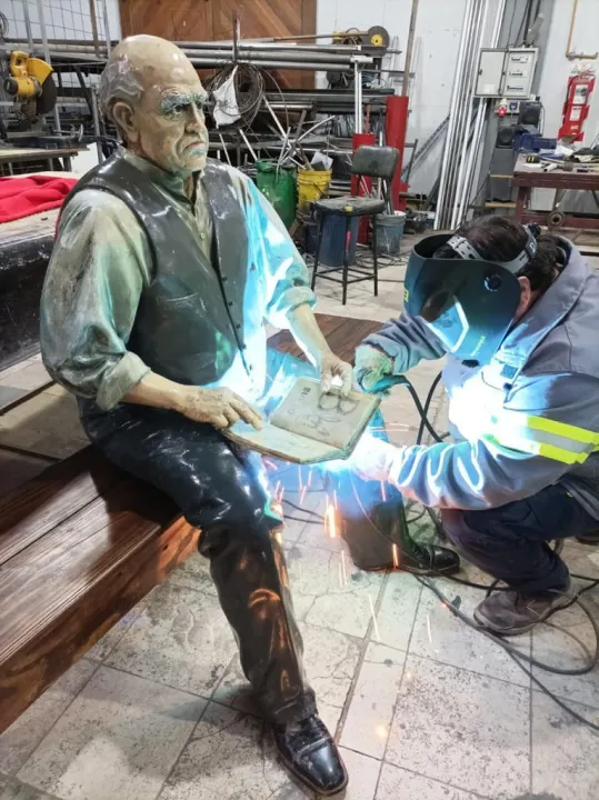 restaura la estatua de sarmiento (2).jpg