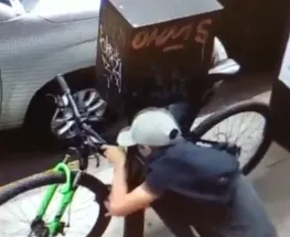 Roba una bici de un supermercado y lo atrapan