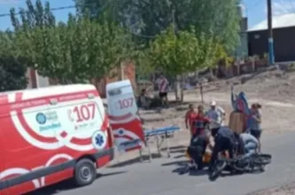 Un motociclista adolescente fue hospitalizado tras chocar con una camioneta
