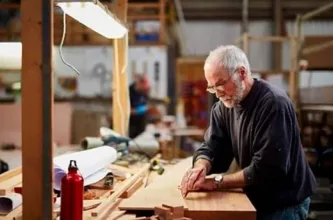 Los jubilados regresan al trabajo ante la caída de ingresos y el Gobierno retrasa pagos para sostener el superávit fiscal