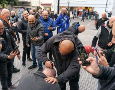"Pelado al ras o no pasás": llega el "Peladazo" con fernet y papas gratis para los calvos
