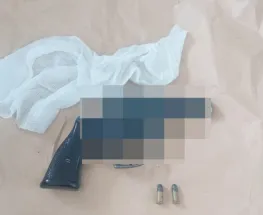 Detienen a dos sujetos armados tras un forcejeo en una plaza de Las Pampas