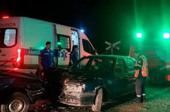 Dos personas fueron hospitalizadas tras un fuerte choque frontal